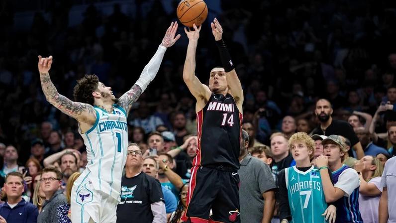 Tyler Herro, do Miami Heat, em derrota para o Charlotte Hornets no Play-In da NBA (Foto: Jacob Kupferman/Getty Images/AFP)