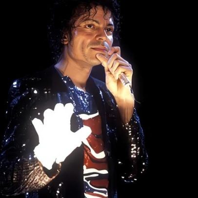Luva de cristais de Michael Jackson é leiloada por quase R$ 1 milhão