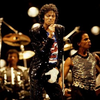 Luva de cristais usada por Michael Jackson vai a leilão