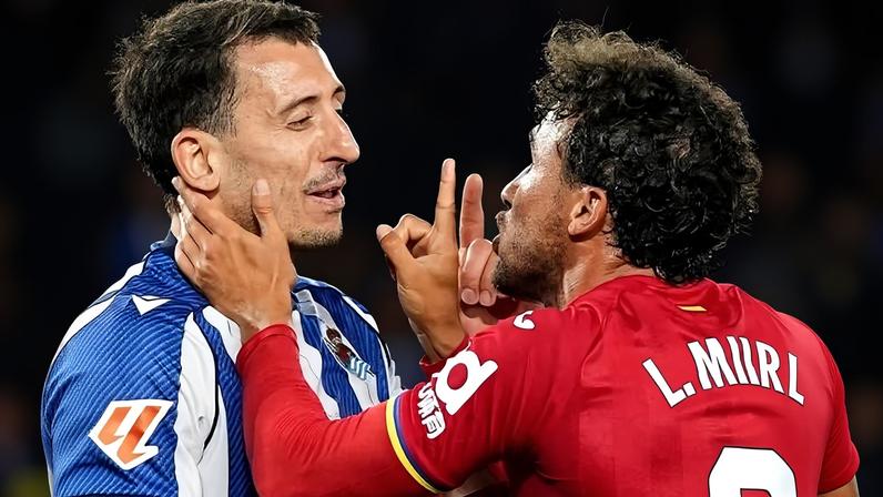 Mikel Oyarzabal com Luis Milla em momento de confusão no jogo entre Real Sociedad e Getafe