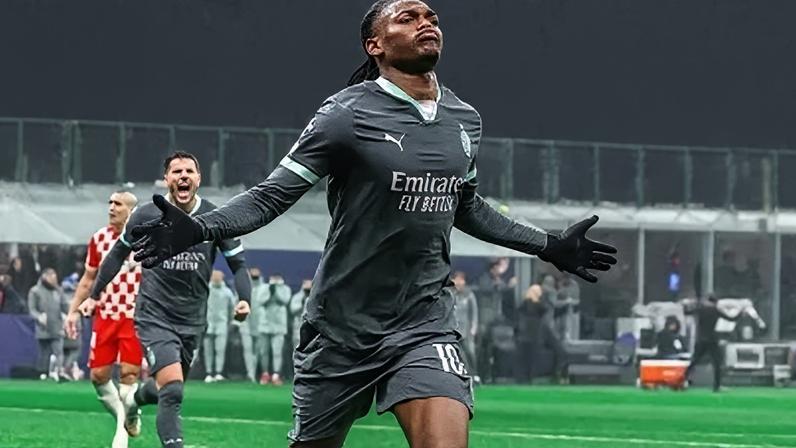 Rafael Leão durante partida do Milan