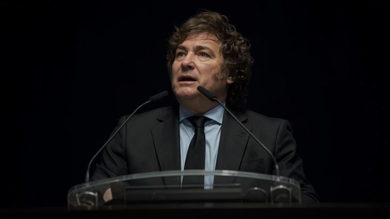 O presidente da Argentina, Javier Milei, discursa durante o último dia do Fórum Econômico de Madri, no Palácio de Vistalegre, em 8 de junho de 2025, em Madri, na Espanha