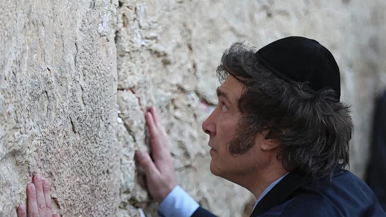 O presidente da Argentina, Javier Milei, ora no Muro das Lamentações, em Jerusalém, em fevereiro de 2024 (Foto: ATEF SAFADI/EFE/EPA)
