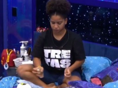 BBB 26: Milena provoca polêmica ao borrifar perfume na cama de Ana Paula
