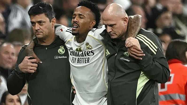 Éder Militão deixa o campo após se lesionar no duelo entre Real Madrid e Celta, em dezembro de 2025