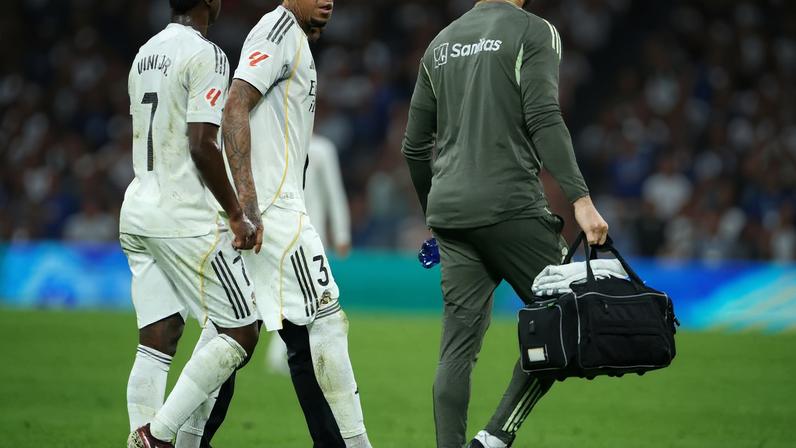 Militão deixa campo em jogo do Real Madrid contra Alavés 21 de abril de 2026 REUTERS/Isabel Infantes