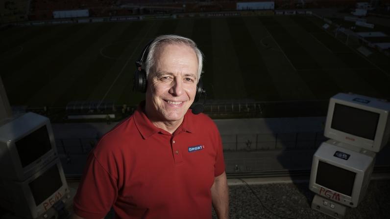 Milton Leite, narrador do canal SportTV, em cabine do Estádio do Pacaembu