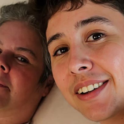 Influenciadora de 26 anos viraliza ao cuidar da mãe acamada após AVC