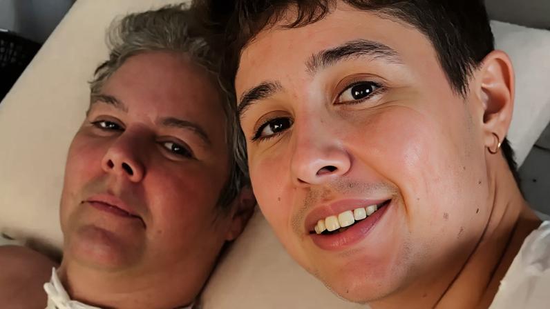 Influenciadora de 26 anos viraliza ao cuidar da mãe acamada após AVC