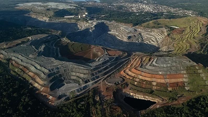 Na imagem, extração de elementos essenciais à fabricação de ímãs permanentes, usados em veículos elétricos, em Minaçu (GO)