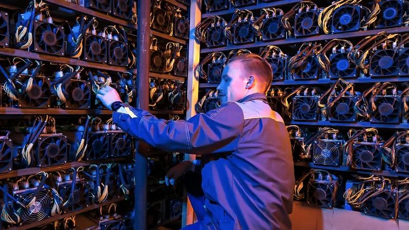 Imagem da matéria: Mineradora de Bitcoin MARA demite 15% da equipe e vende R$ 5,6 bilhões em BTC