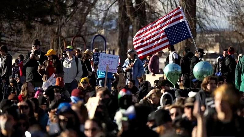Manifestantes contra o ICE em Denver, Colorado — Foto: Kevin Mohatt/Reuters