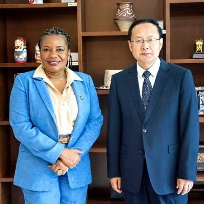 Margareth Menezes chega à China e se reúne com ministro