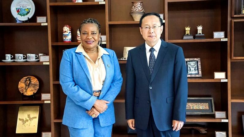 A ministra da Cultura, Margareth Menezes, ao lado do ministro da Cultura e do Turismo da China, Sun Yeli