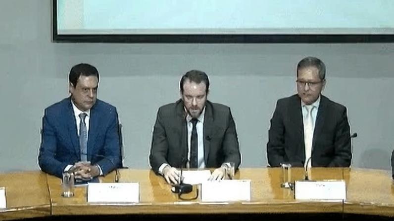 Ministro da Fazenda, Dario Durigan (centro) formaliza a criação do Comitê Gestor do Imposto sobre Bens e Serviços (CGIBS)