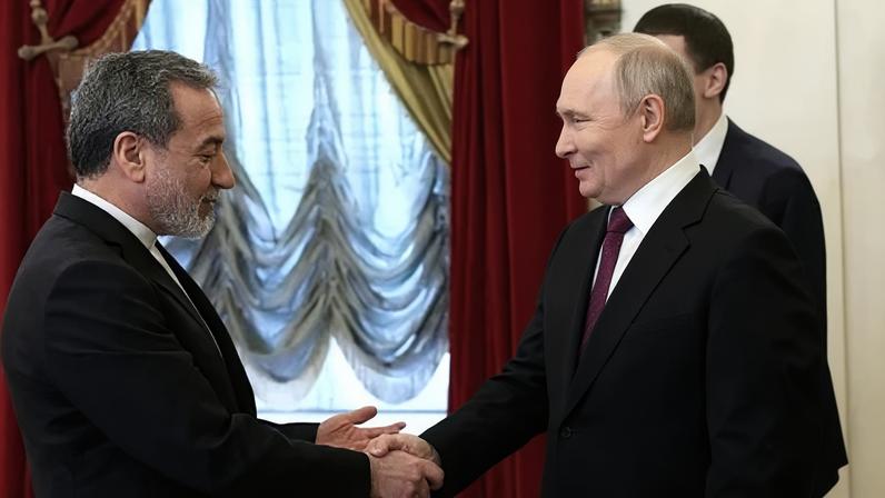 O presidente russo Vladimir Putin (à direita) recebe o ministro das Relações Exteriores do Irã, Abbas Araghchi (à esquerda), na Biblioteca Presidencial Boris Yeltsin, em São Petersburgo, Rússia, em 27 de abril de 2026