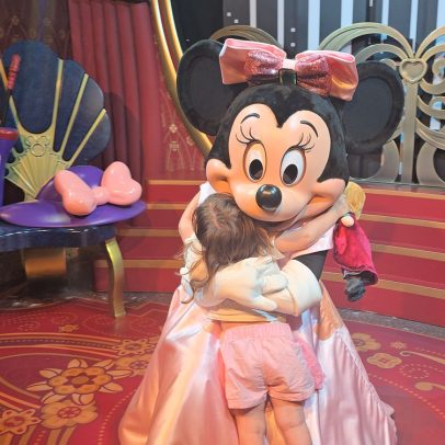 Abraço de 34 segundos entre criança e Minnie quebra protocolo na Disney