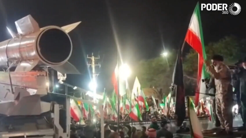 Na imagem, mísseis Khorramshahr e Qadr circulam pelas ruas da capital, Teerã