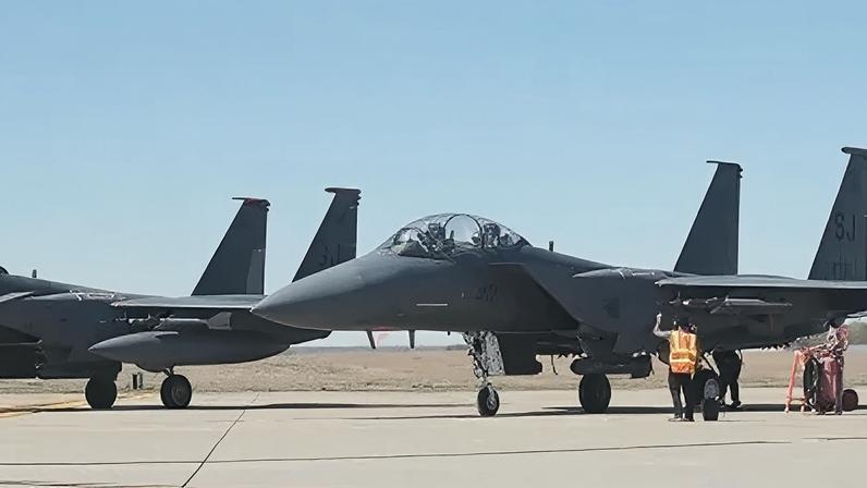 Modelo de jato F-15 dos EUA abatido pelo Irã