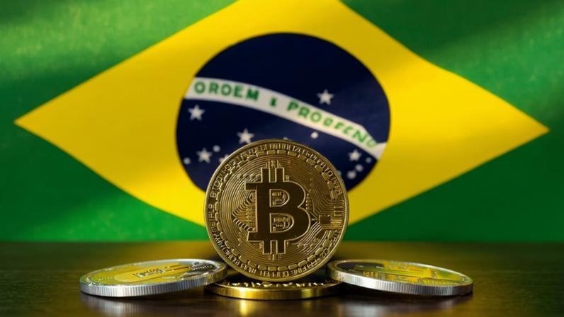 moeda de bitcoin com bandeira do brasil ao fundo (2)