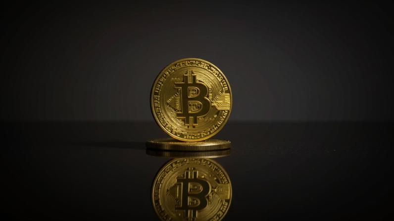 moeda de bitcoin com logo da apple no fundo
