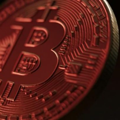 Bitcoin cai abaixo de 77 mil dólares após petróleo subir e sem acordo EUA/Irã