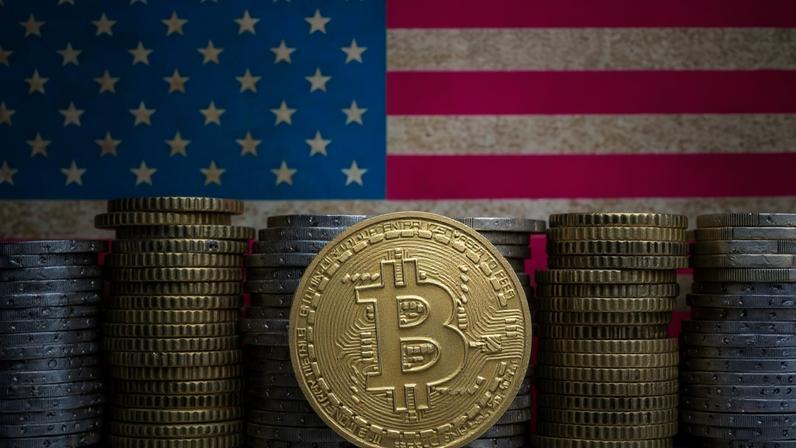 moedas de bitcoin e bandeira dos EUA no fundo