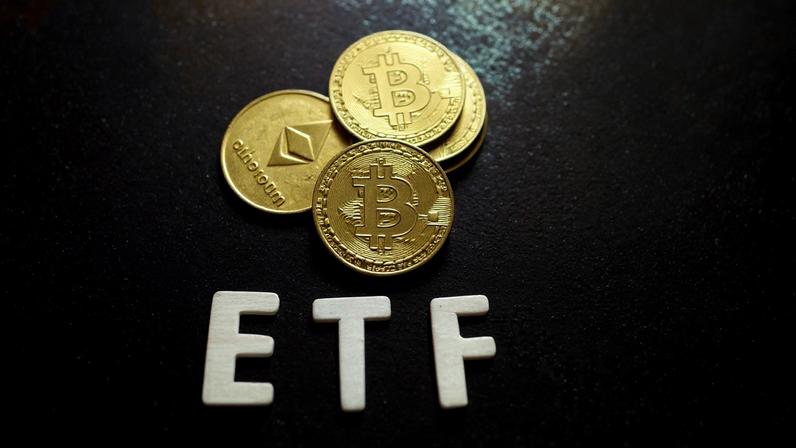 moedas de bitcoin e letras ETF
