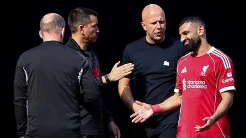 Salah deixa jogo do Liverpool com lesão