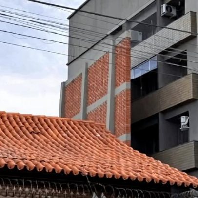 Morador constrói muro de 13 metros em MG para garantir privacidade