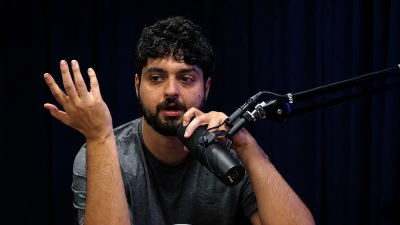 O influenciador Monark durante episódio que geraria sua saída do podcast Flow. (Foto: Reprodução/YouTube)