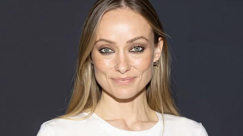 Olivia Wilde no festival em 24 de abril de 2026; ela em evento realizado em setembro de 2025