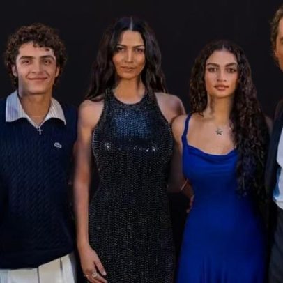 Camila Alves posta foto rara com Matthew McConaughey e os três filhos adolescentes