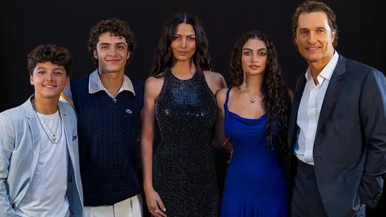 Camila Alves com o marido, o ator norte-americano Matthew McConaughey, e os três filhos deles