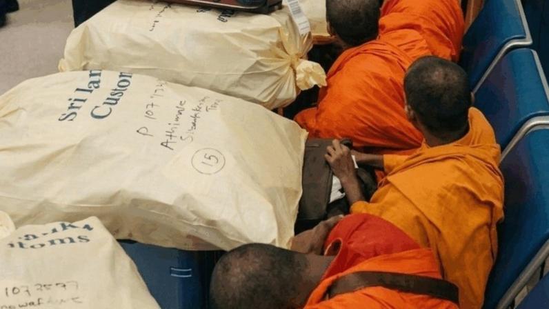 Na imagem, monges que foram detidos com cannabis; a apreensão foi classificada como a maior detecção individual desse tipo de droga no aeroporto do Sri Lanka