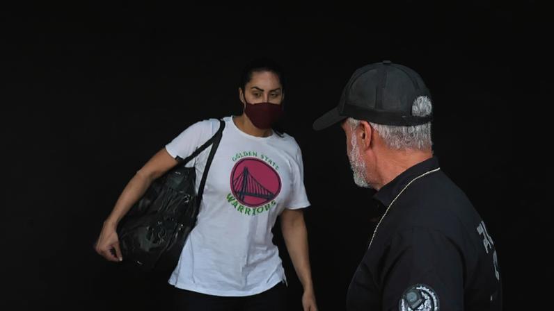 Mãe de Henry Borel, Monique Medeiros, se entrega à polícia no Rio de Janeiro
