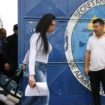 Monique Medeiros se entrega à polícia, mãe de Henry Borel
