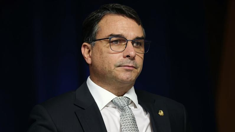 Flávio Bolsonaro e Lula — Foto: Montagem/Montagem