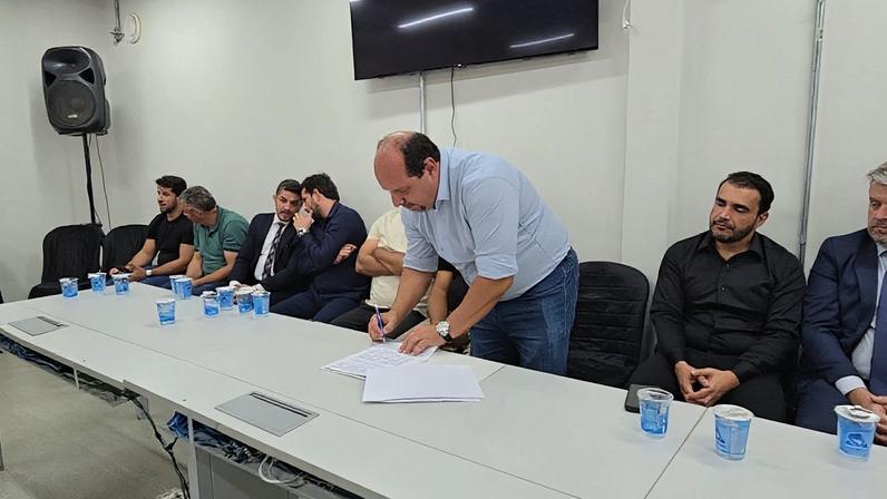 Montes Claros sanciona lei que reorganiza Guarda Municipal e autoriza porte de arma