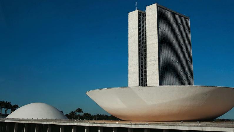 A cúpula maior, voltada para cima, abriga o Plenário da Câmara dos Deputados.