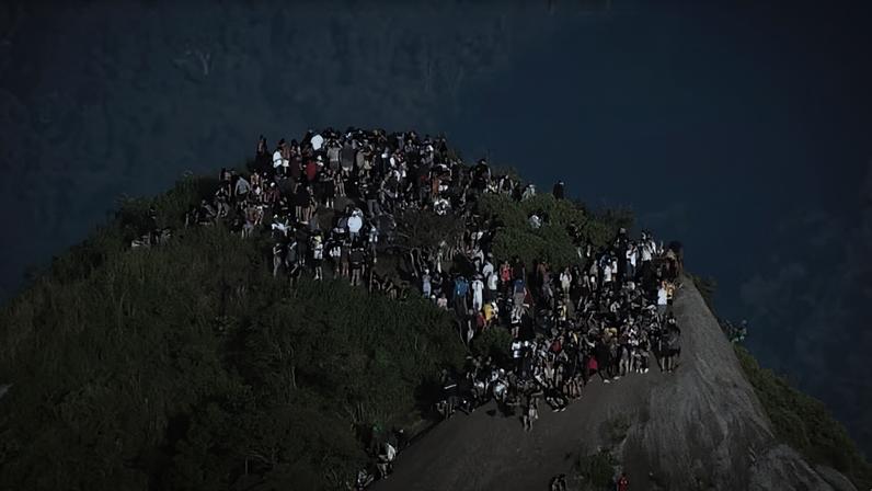 Morro Dois Irmãos com turistas retidos durante operação policial na segunda (20) — Foto: TV Globo/Reprodução