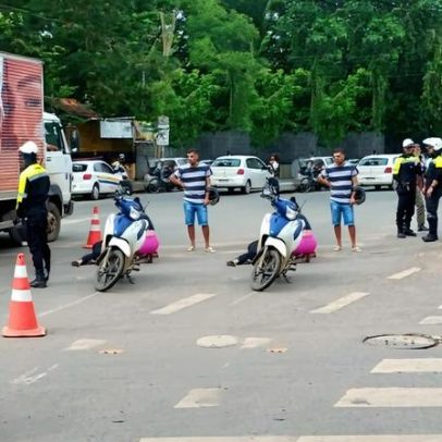 Motociclista fura sinal bate em moto e foge sem socorro em Montes Claros