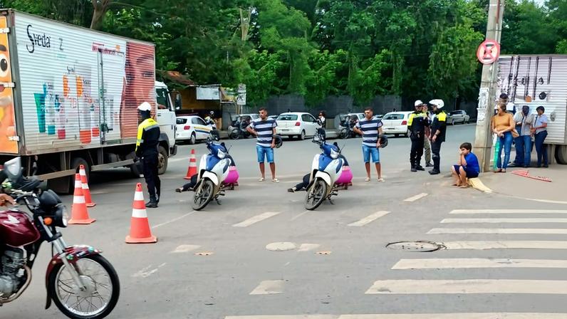 Motociclista avança sinal vermelho, bate em moto e foge sem prestar socorro em Montes Claros