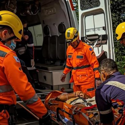 Motociclista é arremessado para ribanceira durante acidente