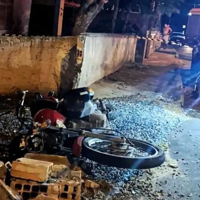 Motociclista morre após colisão que o joga sobre muro em cidade de SC