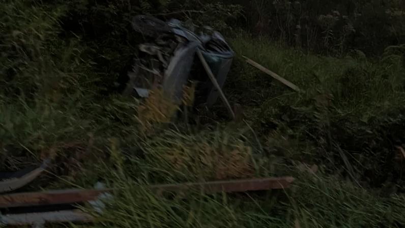 Carro capotou às margens da SC-110- Metrópoles