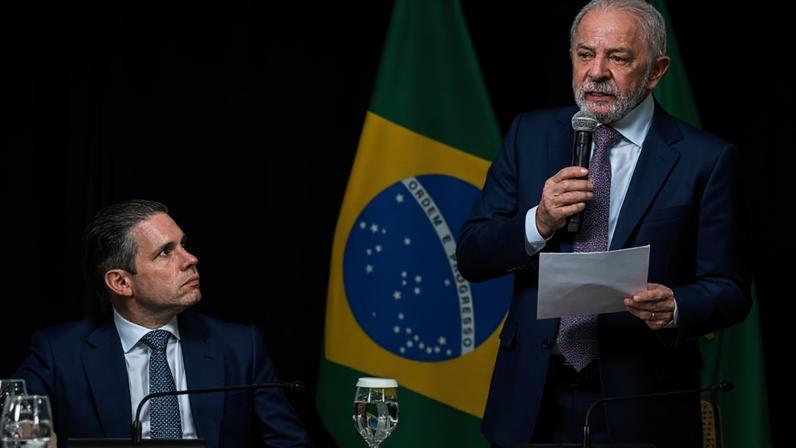 Na imagem, o presidente Lula discursa durante a cerimônia de sanção do PL Antifacção; à esquerda, o presidente da Câmara, Hugo Motta