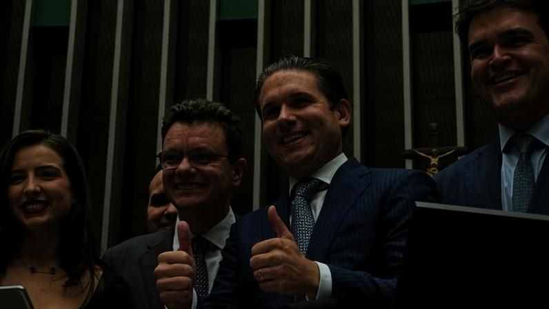 Odair Cunha e Hugo Motta posam para foto depois da proclamação do resultado | Ranier Bragon/SBT News