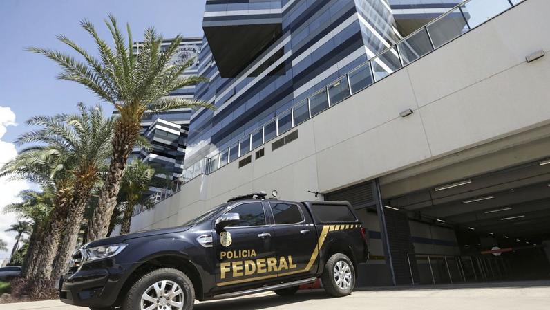 Movimentação no prédio sede da Polícia Federal, que ouve Bolsonaro e mais sete envolvidos no caso da venda de joias.