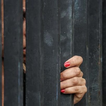 Mulher denuncia mais de uma década de cárcere e agressões pelo marido